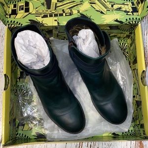 Gorgeous, like new Fly London boots
